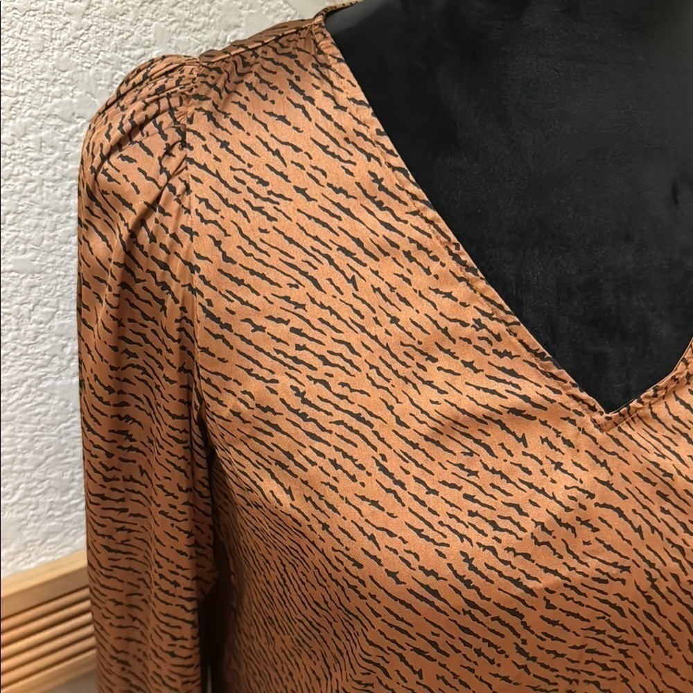 Banana Republic SP Women's Animal Print V-Neck Top!! - Picture 3 of 9